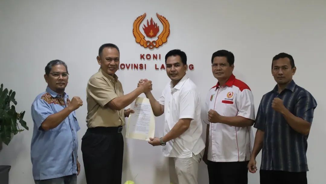 Ketua KONI Lampung Serahkan SK Kepengurusan KONI Pesawaran 2025–2029