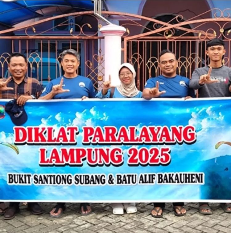 Pilot Paralayang Lampung Ikuti Ujian Lisensi dan First Jump di Bukit Santiong