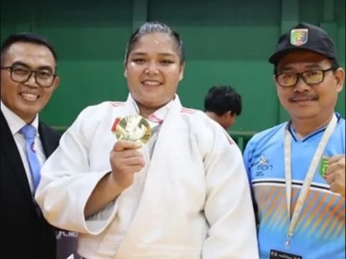 Indah Permata Sari meraih medali emas Judo PON Beladiri 2025 di Kudus