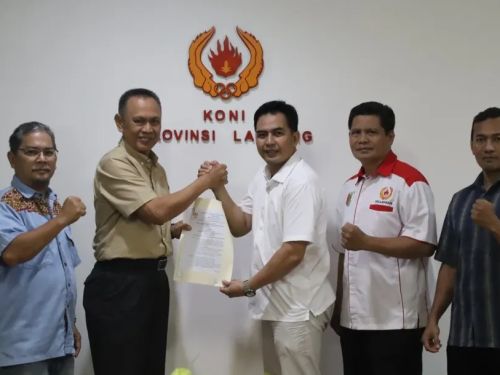 Ketua KONI Lampung Serahkan SK Kepengurusan KONI Pesawaran 2025–2029