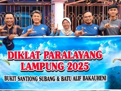 Pilot Paralayang Lampung Ikuti Ujian Lisensi dan First Jump di Bukit Santiong